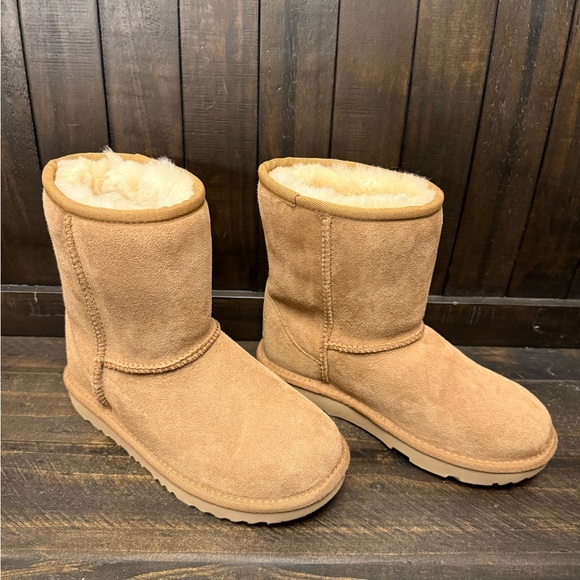 Girls Ugg Boots Size 2 Youth - Picture 2 of 16